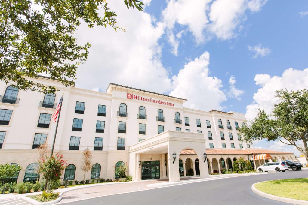 奥兰多Hilton Garden Inn Winter Park, FL的酒店外观的 ⁇ 染