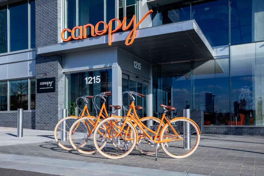 巴尔的摩Canopy By Hilton Baltimore Harbor Point - Newly Built的停在商店前的一群自行车