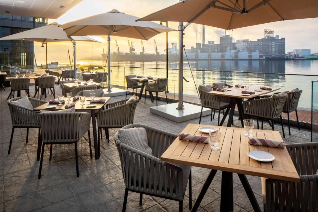Canopy By Hilton Baltimore Harbor Point - Newly Built餐厅或其他用餐的地方