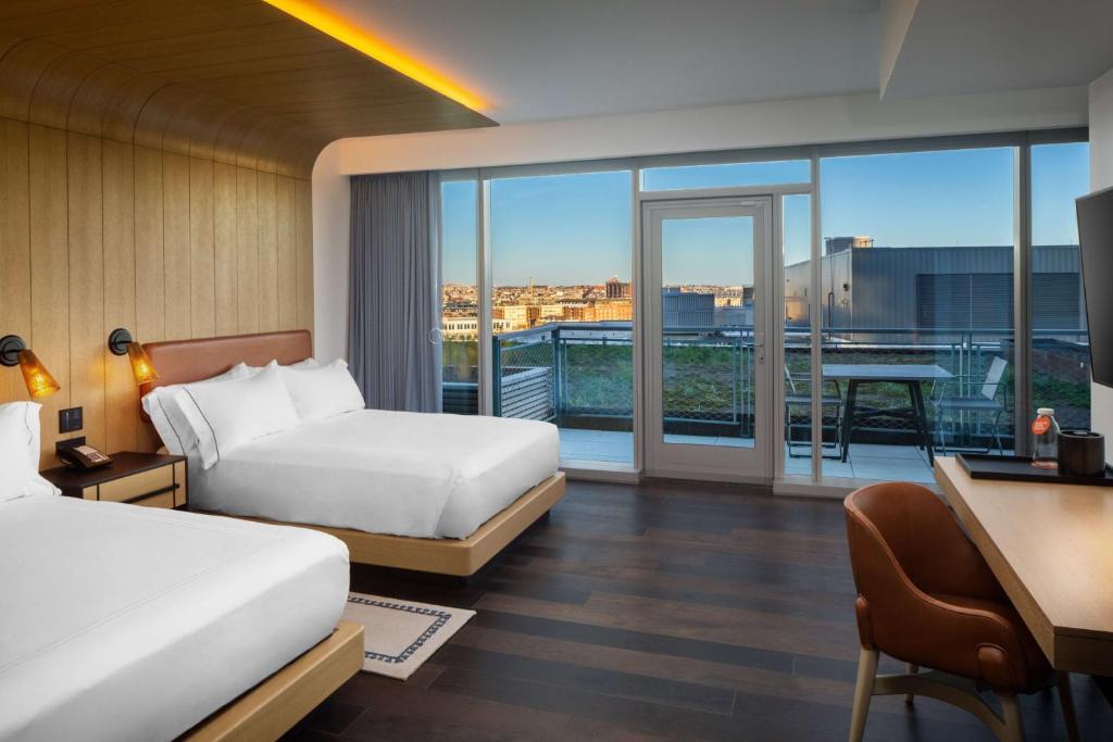 Canopy By Hilton Baltimore Harbor Point - Newly Built客房内的一张或多张床位