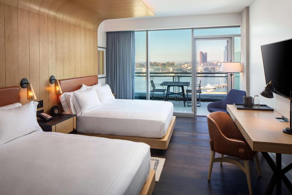 Canopy By Hilton Baltimore Harbor Point - Newly Built客房内的一张或多张床位