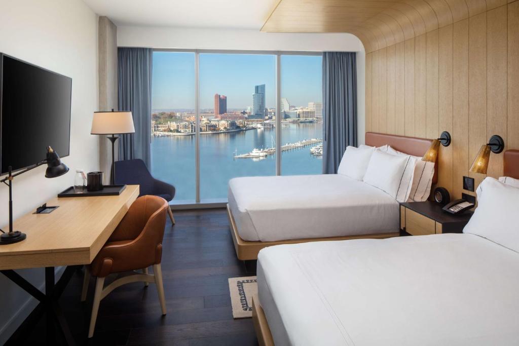 Canopy By Hilton Baltimore Harbor Point - Newly Built客房内的一张或多张床位
