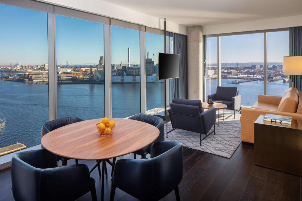 Canopy By Hilton Baltimore Harbor Point - Newly Built的休息区