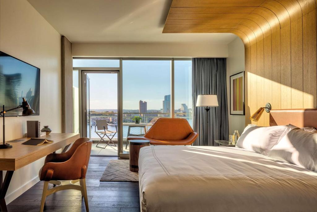 Canopy By Hilton Baltimore Harbor Point - Newly Built客房内的一张或多张床位