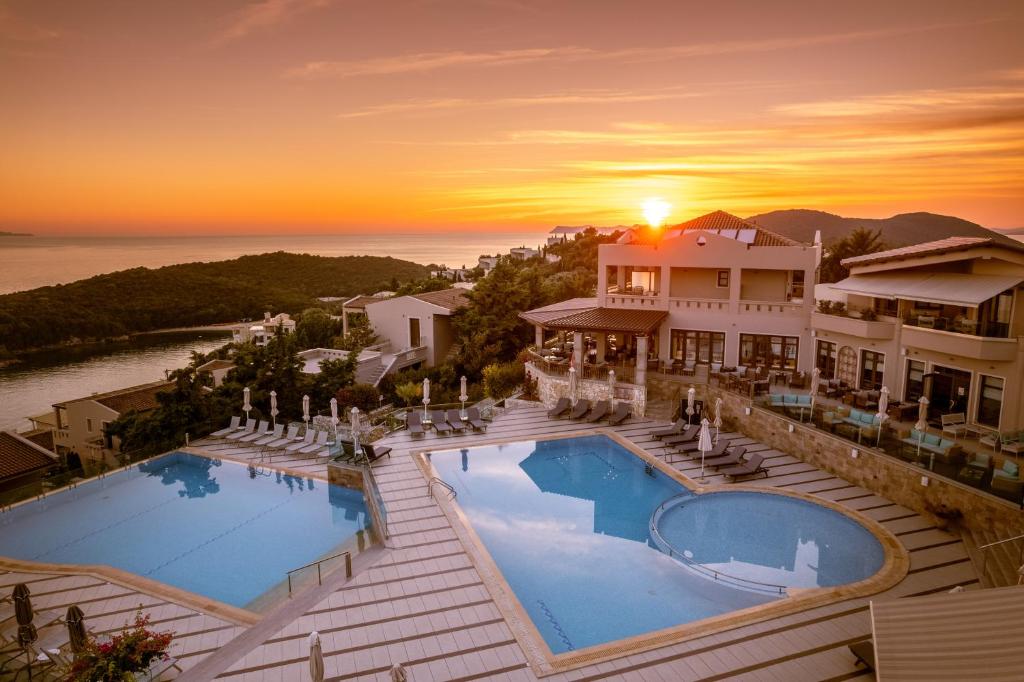 塞沃塔Sivota Diamond Spa Resort的享有带游泳池的房屋的空中景致