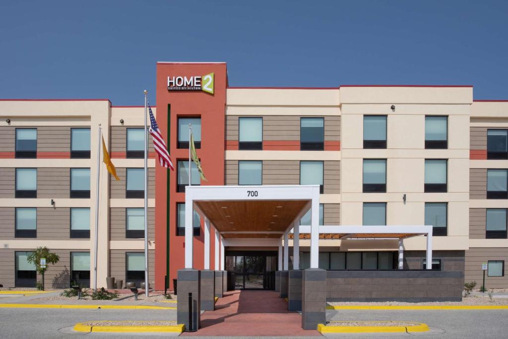 罗斯威尔Home2 Suites by Hilton Roswell, NM的一间位于酒店前方的办公楼