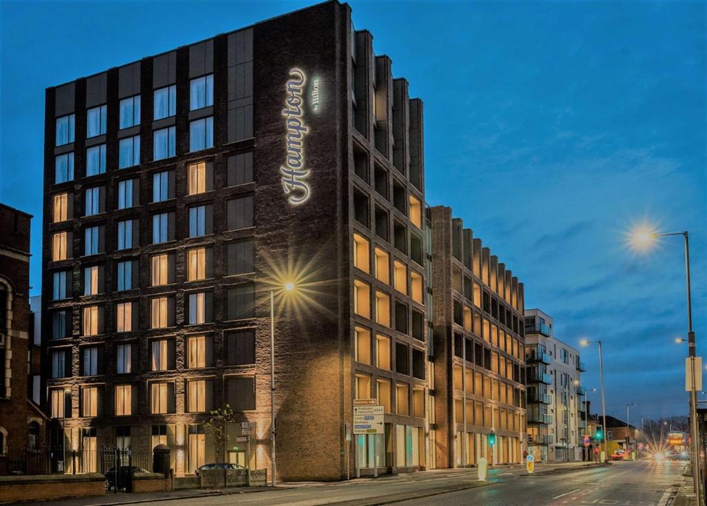 曼彻斯特Hampton By Hilton Manchester Northern Quarter的建筑的侧面有标志