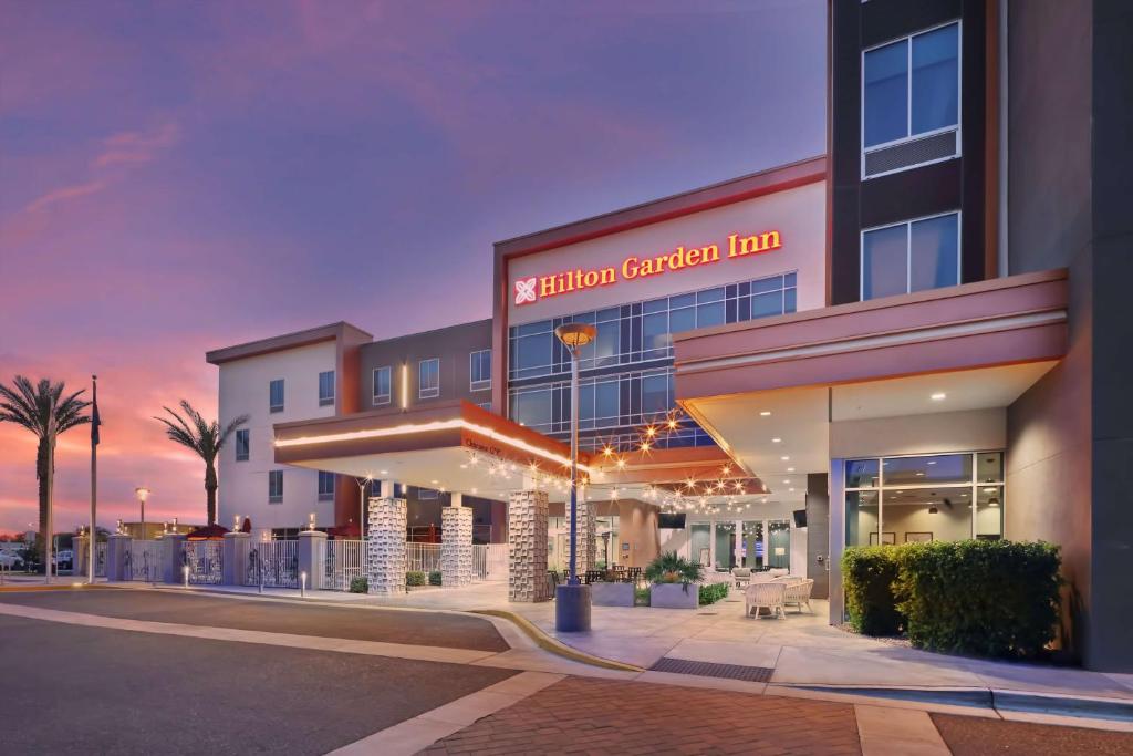 钱德勒Hilton Garden Inn Chandler Downtown的酒店外,设有酒店花园旅馆