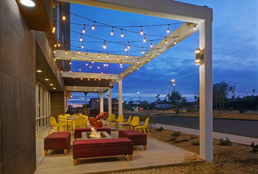 优马Home2 Suites By Hilton Yuma Pivot Point的天井配有桌椅和灯