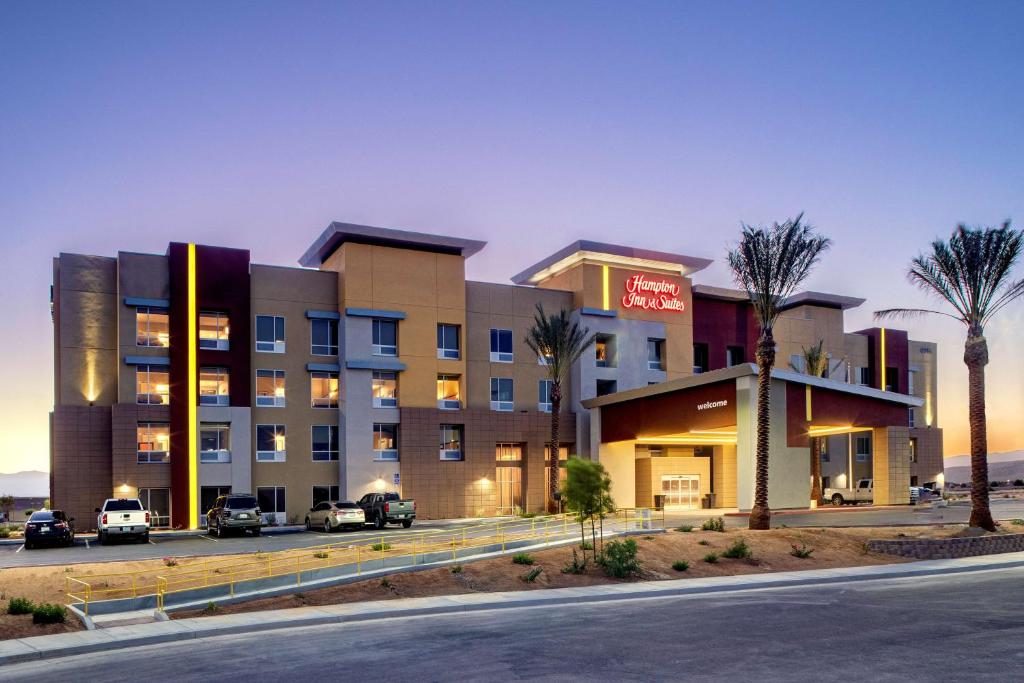 印地欧Hampton Inn & Suites Indio, Ca的一座楼前有棕榈树的酒店