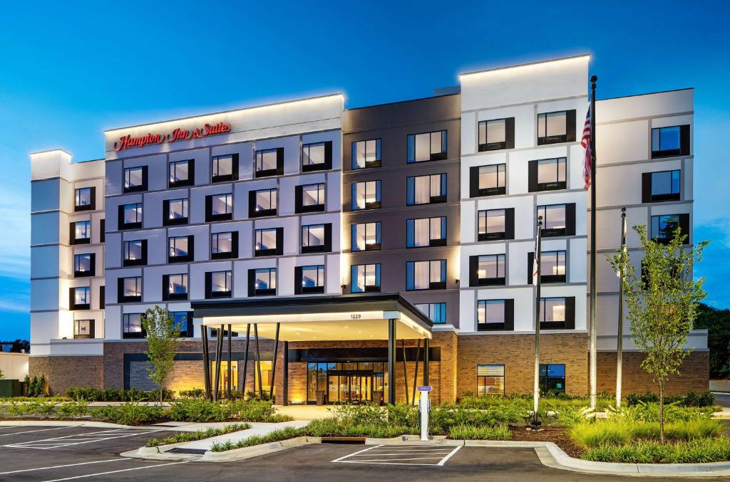 罗利Hampton Inn & Suites Raleigh Midtown, NC的 ⁇ 染辐射酒店市中心的锚地