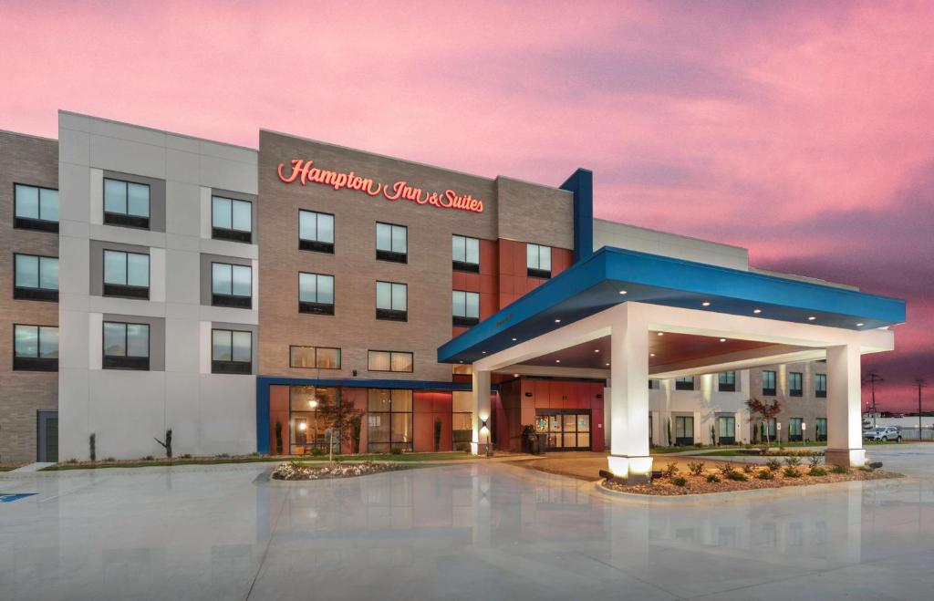 康威Hampton Inn & Suites Conway, Ar的一座建筑上标有标志的酒店