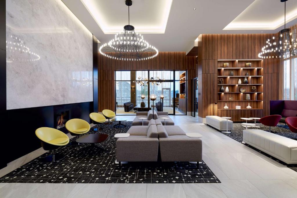 蒙特利尔Homewood Suites By Hilton Montreal Midtown的客厅配有沙发和椅子