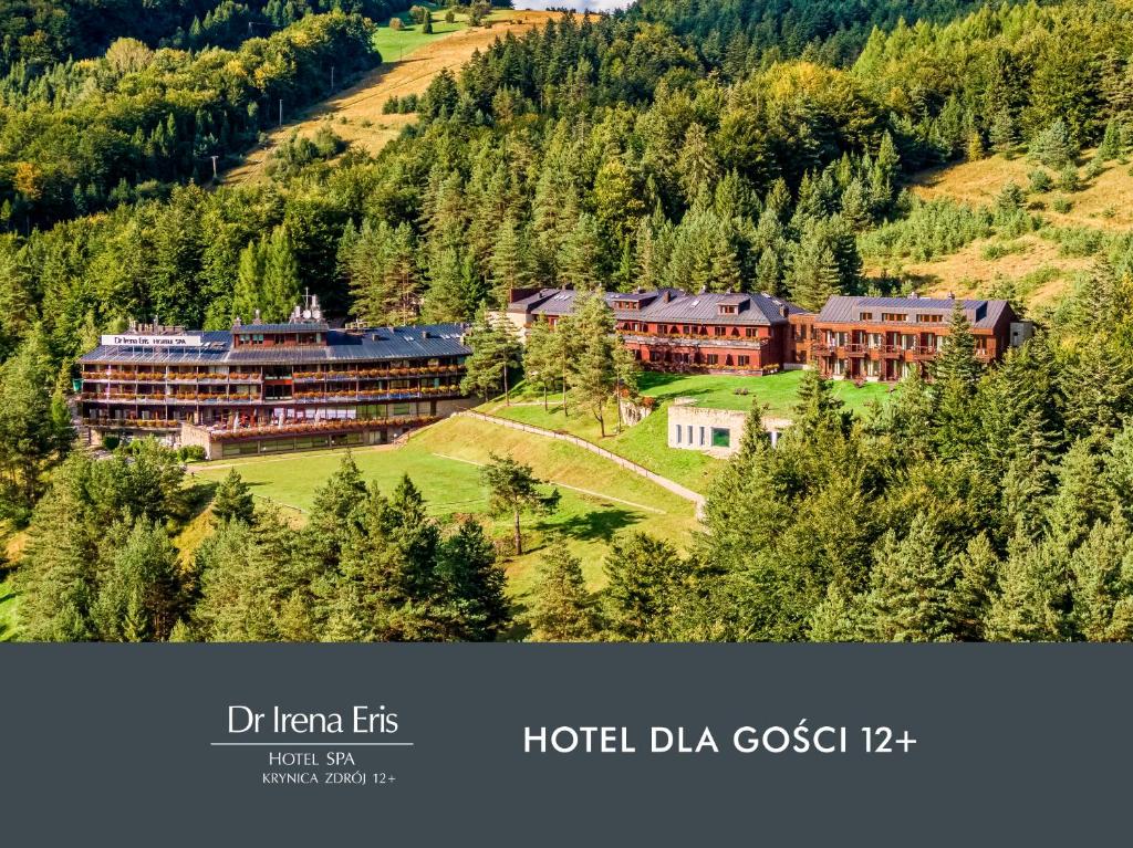 克雷尼察Hotel SPA Dr Irena Eris Krynica Zdrój的山中的一家大酒店