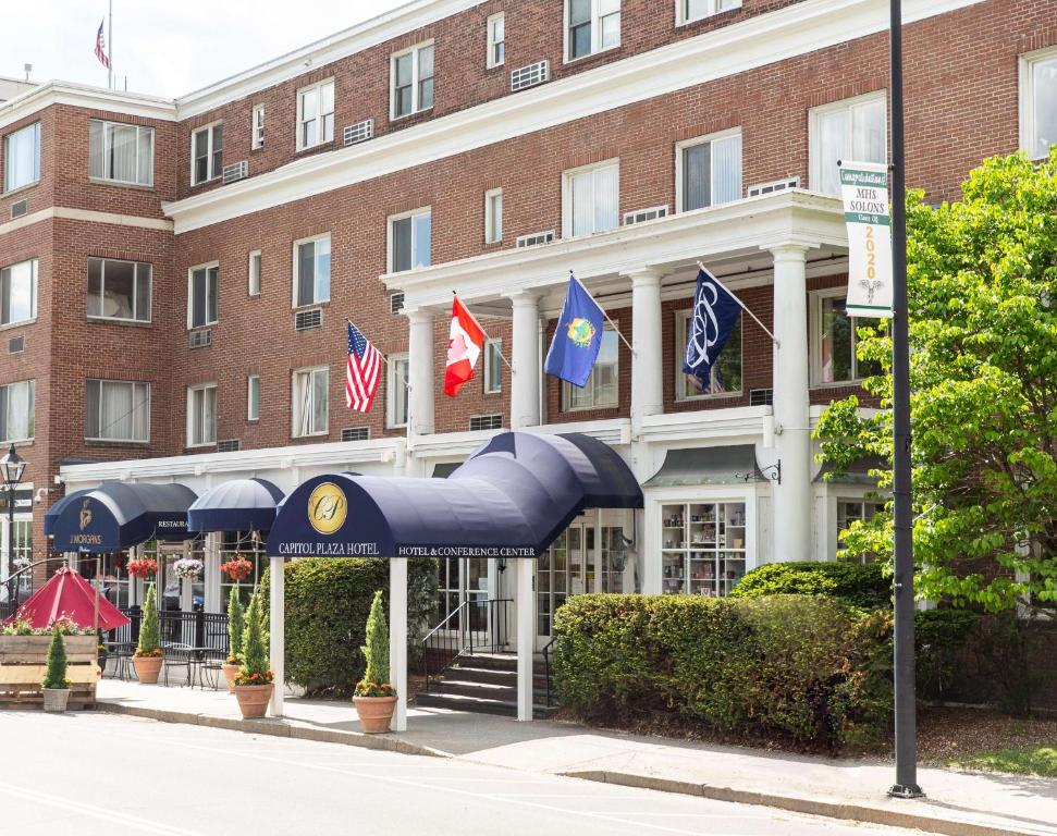 蒙彼利埃Capitol Plaza Hotel Montpelier Tapestry Collection by Hilton的大楼前有旗帜的酒店
