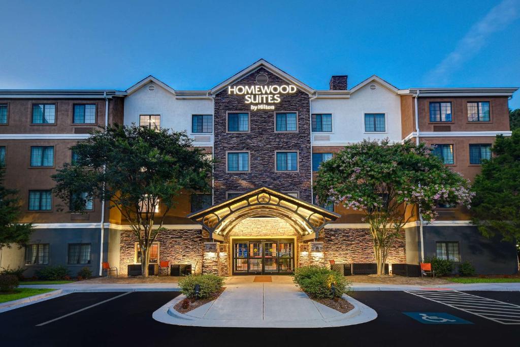 纽波特纽斯Homewood Suites Newport News - Yorktown by Hilton的建筑前方有标志的酒店