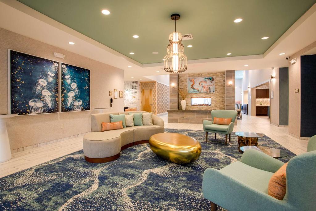 默特尔比奇Homewood Suites By Hilton Myrtle Beach Coastal Grand Mall的一间带沙发和椅子的大客厅