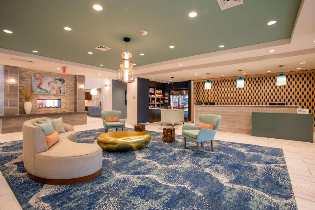 默特尔比奇Homewood Suites By Hilton Myrtle Beach Coastal Grand Mall的大堂设有带沙发和椅子的等候区