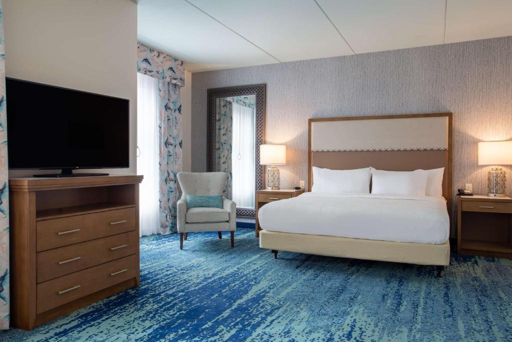 Homewood Suites By Hilton Myrtle Beach Coastal Grand Mall客房内的一张或多张床位