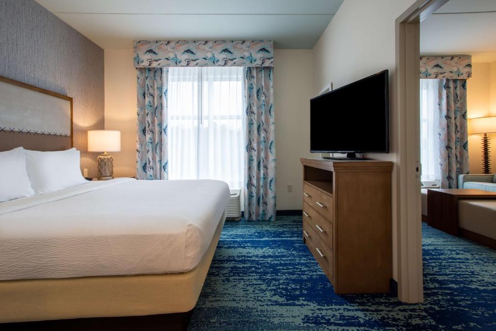 Homewood Suites By Hilton Myrtle Beach Coastal Grand Mall的电视和&#47;或娱乐中心