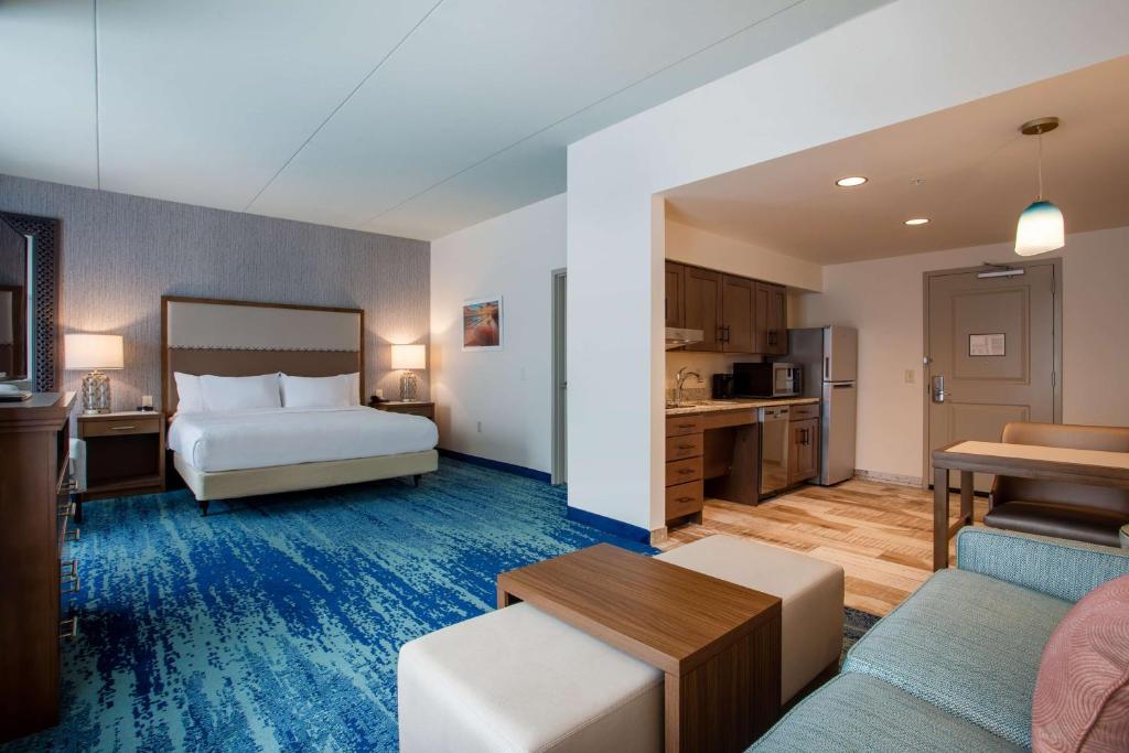 Homewood Suites By Hilton Myrtle Beach Coastal Grand Mall客房内的一张或多张床位