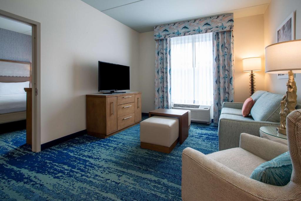 Homewood Suites By Hilton Myrtle Beach Coastal Grand Mall的电视和&#47;或娱乐中心