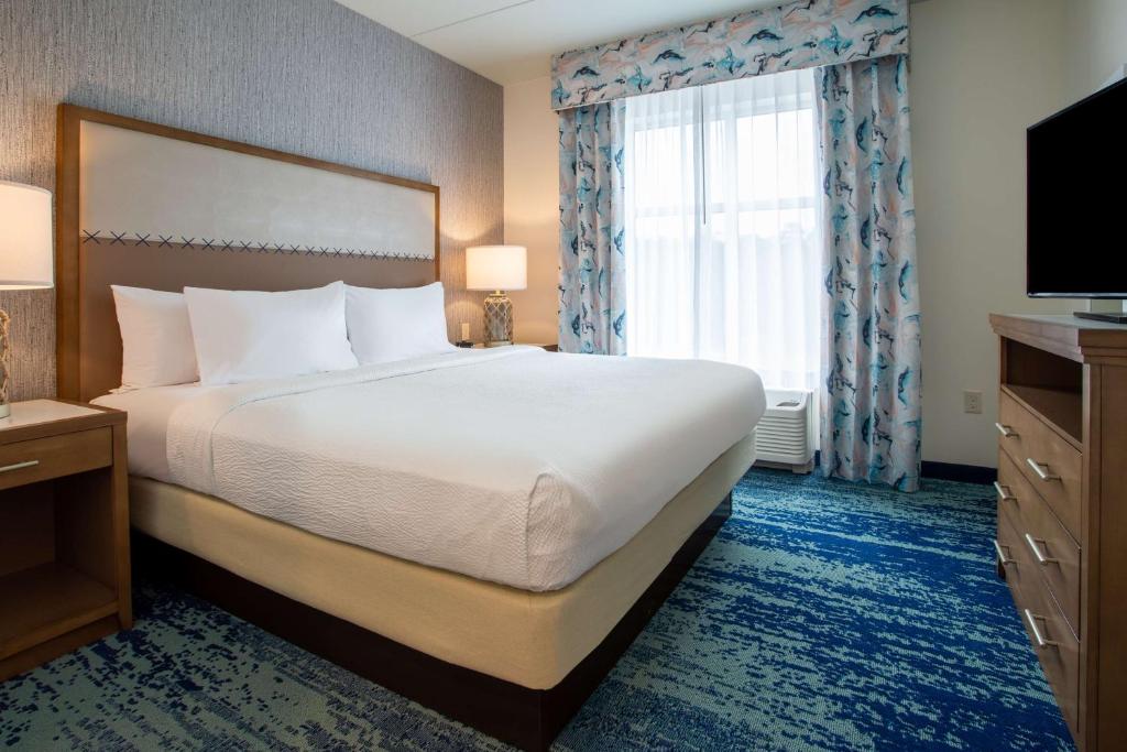Homewood Suites By Hilton Myrtle Beach Coastal Grand Mall客房内的一张或多张床位