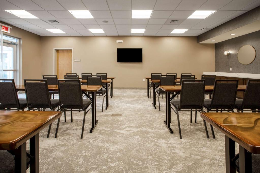 Homewood Suites By Hilton Myrtle Beach Coastal Grand Mall的电视和&#47;或娱乐中心