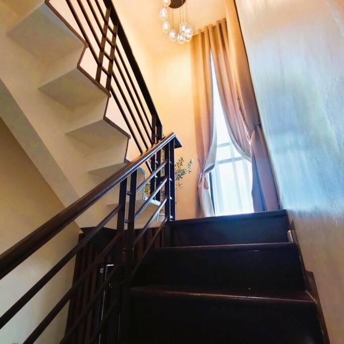 达沃市Stellar Homesharing 1的楼梯,带窗户和楼梯间