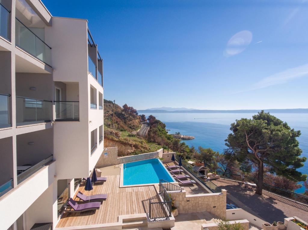 伯德古拉Villa Cascada的享有带游泳池和大海的建筑景致