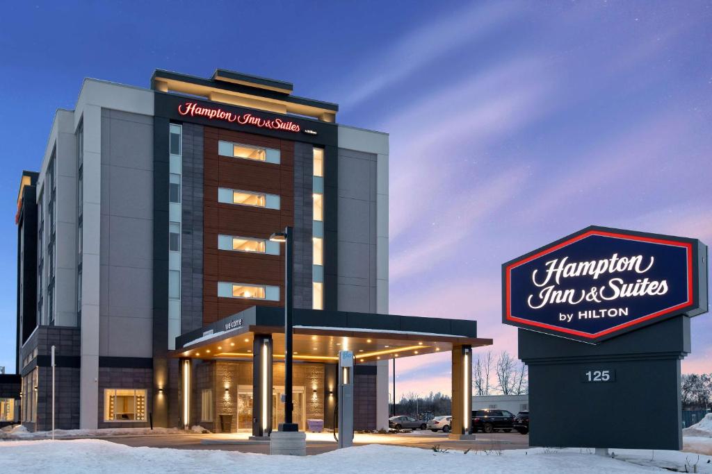 渥太华Hampton Inn & Suites Ottawa West, Ontario, Canada的前面有标志的建筑