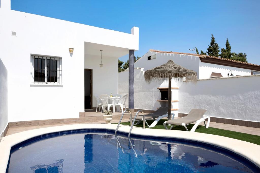 科尼尔-德拉弗龙特拉Casa Cala del Aceite 2的一座带游泳池和房子的别墅