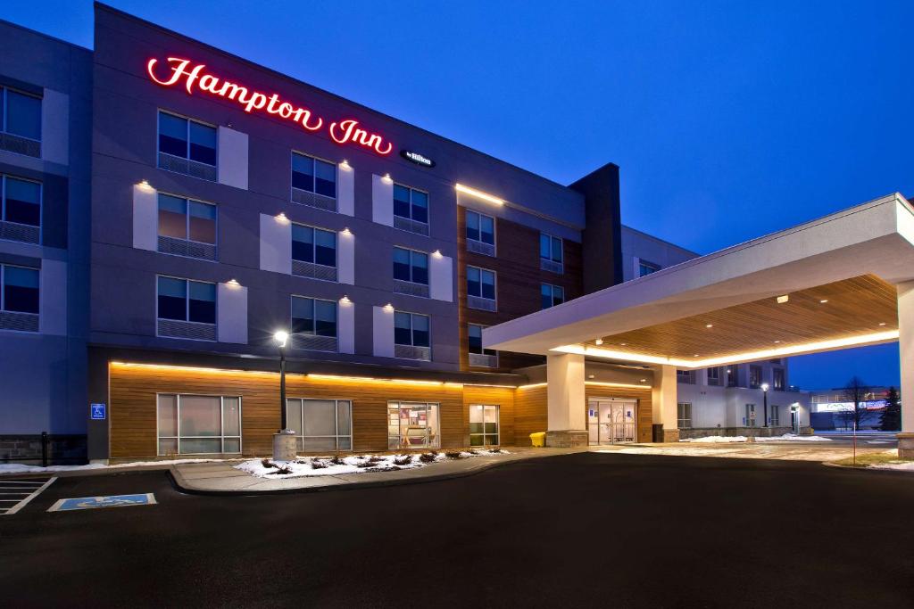 布罗克维尔Hampton Inn Brockville, On的前面有标志的酒店