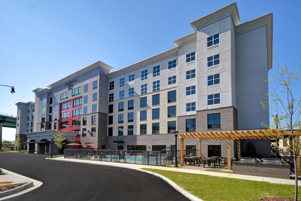 塔斯卡卢萨Homewood Suites by Hilton Tuscaloosa Downtown, AL的街道旁带凉亭的大型建筑