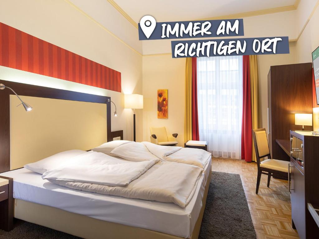波恩ACHAT Sternhotel Bonn的一间酒店客房,客房内配有一张床