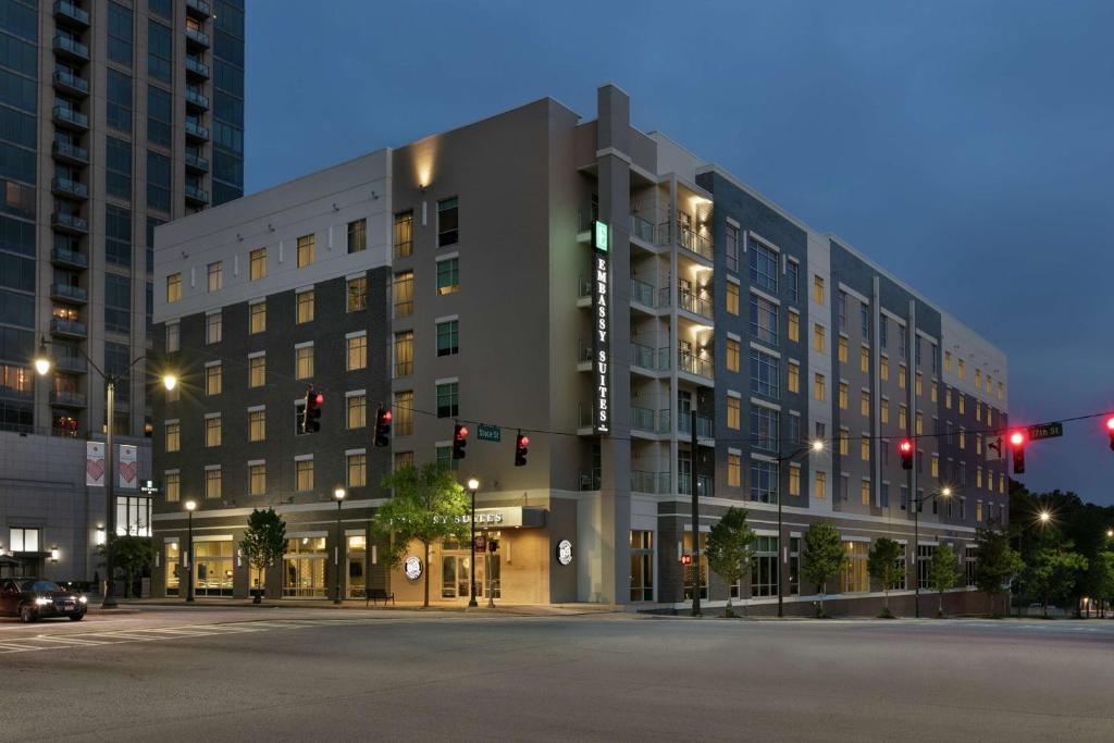 亚特兰大Embassy Suites by Hilton Atlanta Midtown的城市街道上的一个大型建筑