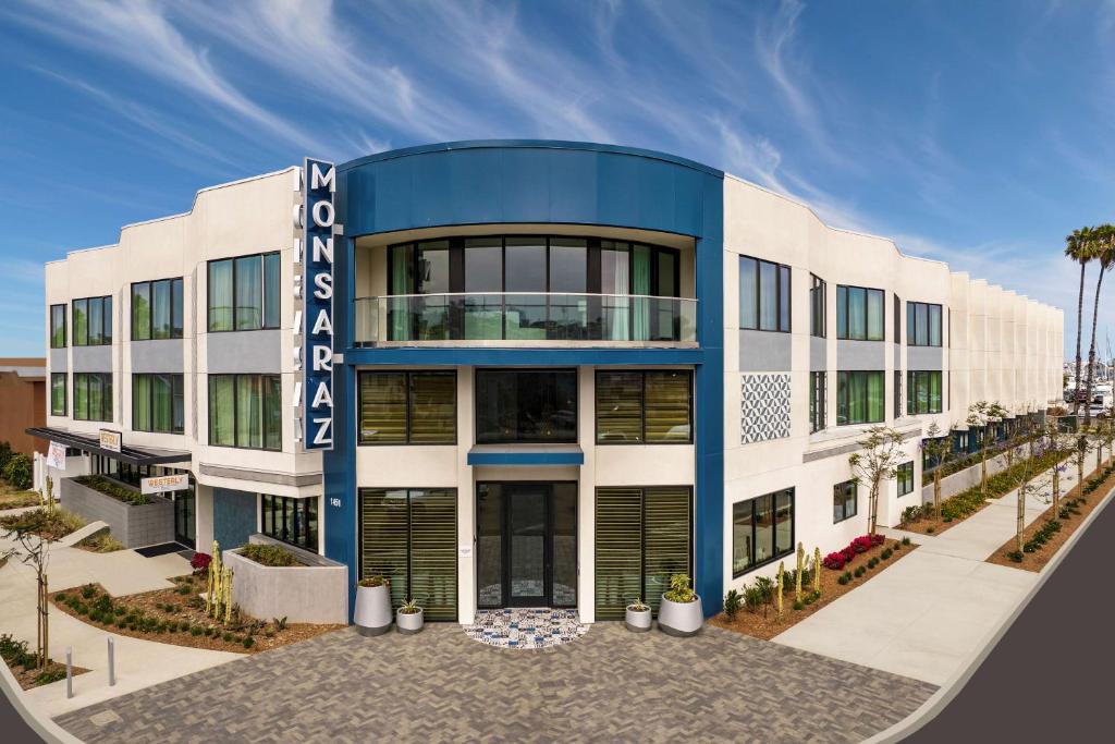 圣地亚哥The Monsaraz San Diego, Tapestry Collection By Hilton的蓝色的白色大建筑