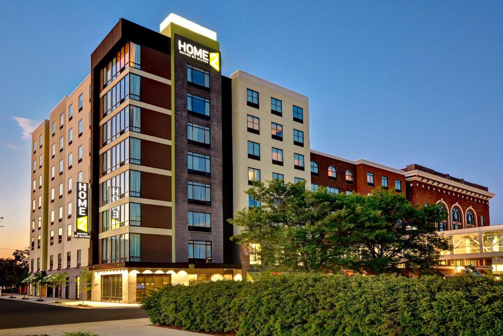 卡拉马祖Home2 Suites By Hilton Kalamazoo Downtown, Mi的上面有酒店标志的高楼