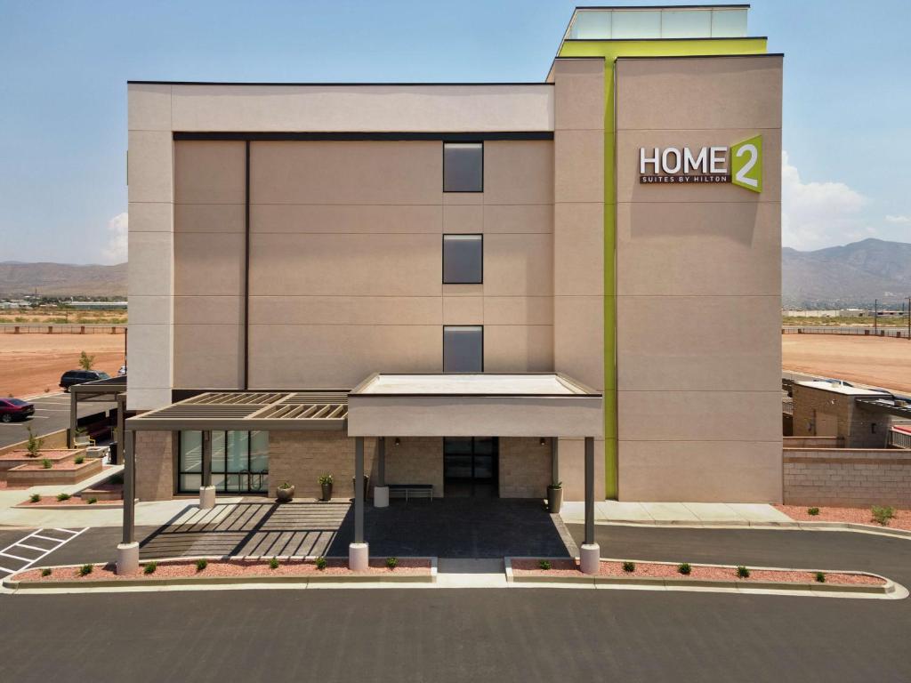 阿拉莫戈多Home2 Suites By Hilton Alamogordo White Sands的上面有家庭标志的建筑
