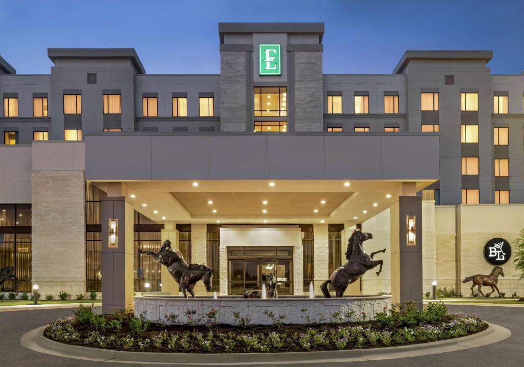 圆石城Embassy Suites by Hilton Round Rock的前面有两座马雕的建筑