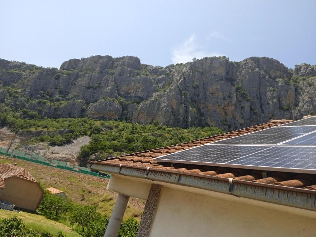 波德戈里察Villa Natalija的山顶上设有太阳能板的屋顶