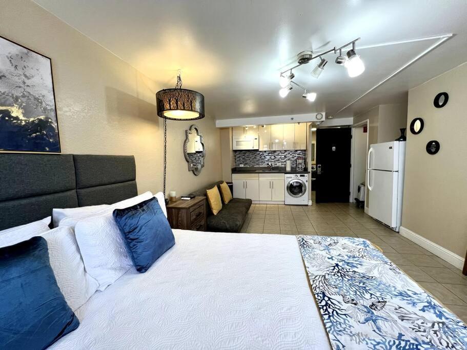 檀香山KING BED, Spacious, Legal, VIEW的一间带大床的卧室和一间客厅