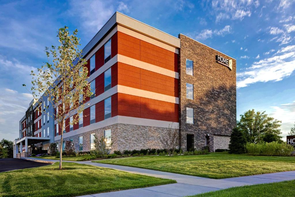 林肯郡Home2 Suites By Hilton Lincolnshire Chicago的一座有教区主义的大建筑