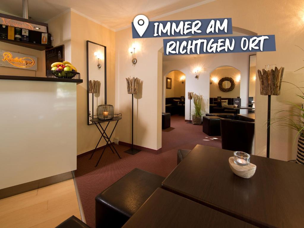 德累斯顿ACHAT Hotel Dresden Elbufer的一间带桌子的客厅和一间厨房