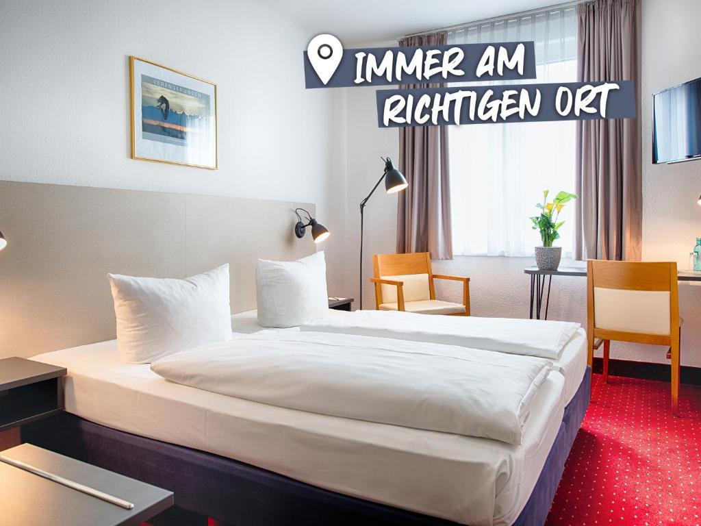 开姆尼茨ACHAT Hotel Chemnitz的一间酒店客房,客房内配有一张床