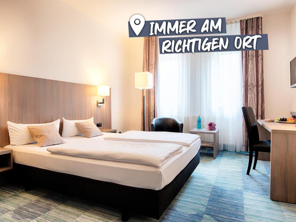 波鸿ACHAT Hotel Bochum Dortmund的一间酒店客房,客房内配有一张床