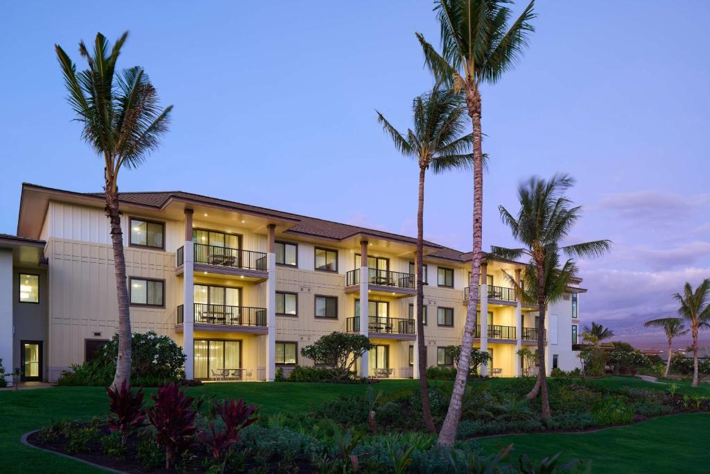 基黑Hilton Grand Vacations Club Maui Bay Villas的一座棕榈树环绕的大建筑
