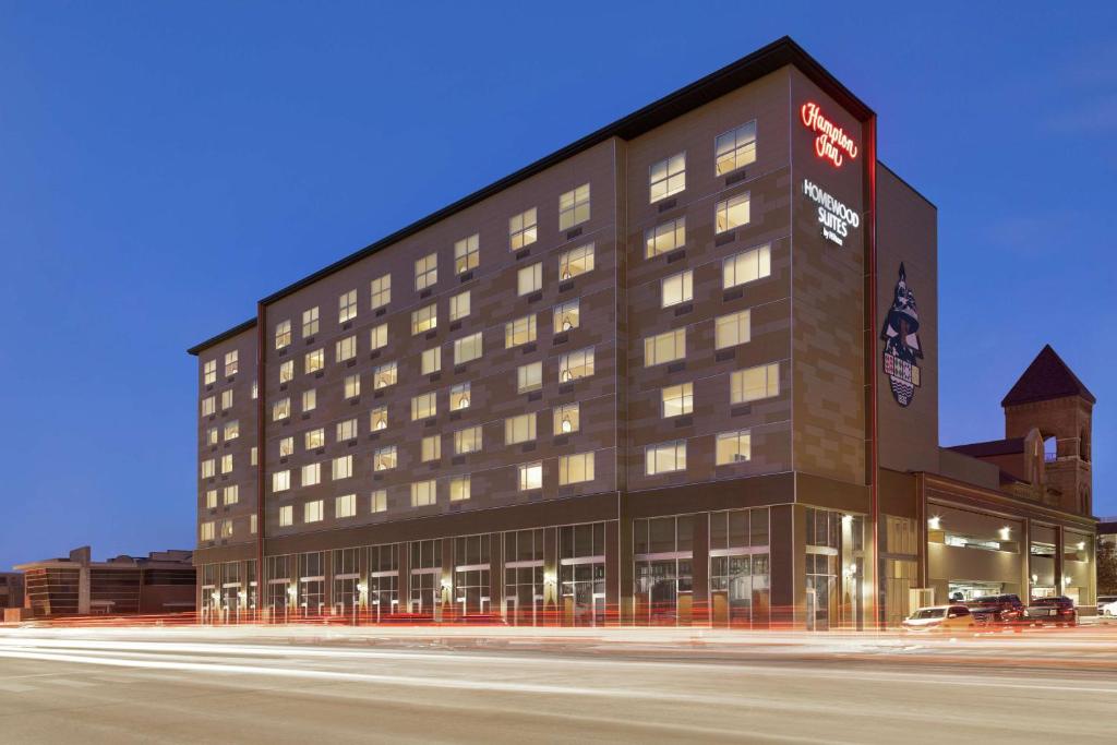 印第安纳波利斯Hampton Inn Indianapolis Downtown IUPUI的夜间酒店建筑的 ⁇ 染