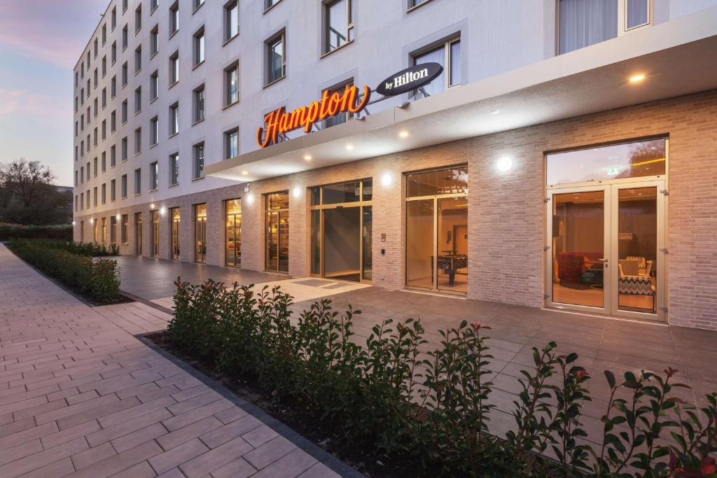 康斯坦茨Hampton by Hilton Konstanz的建筑的侧面有标志