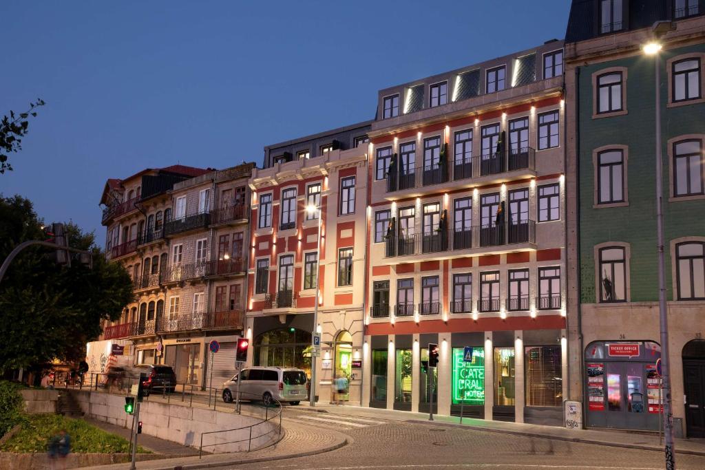 波尔图Se Catedral Hotel Porto, Tapestry Collection By Hilton的一群晚上在城市街道上建的建筑